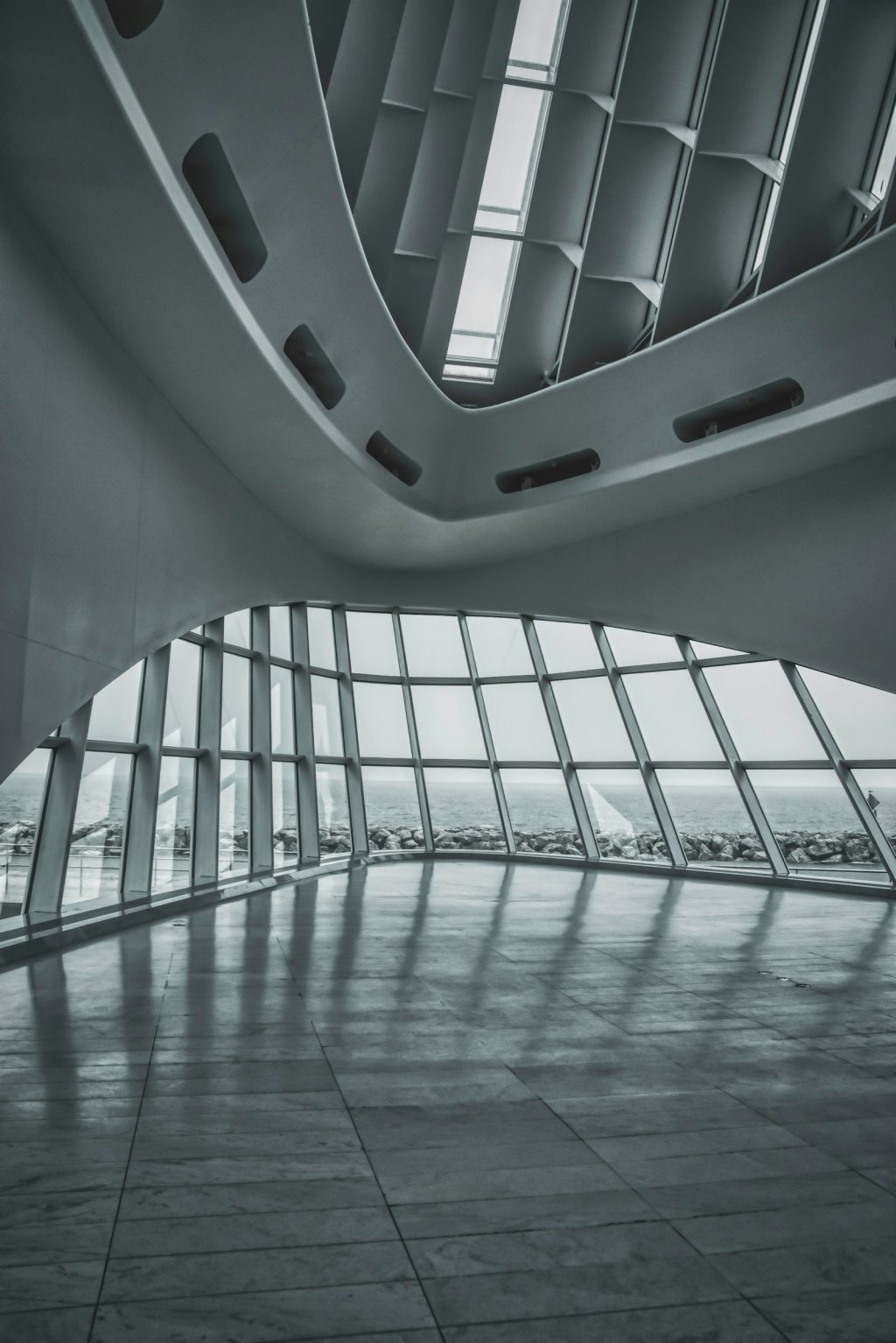 White, wing-like architecture of the Milwaukee Art Museum on the Lake Michigan waterfront